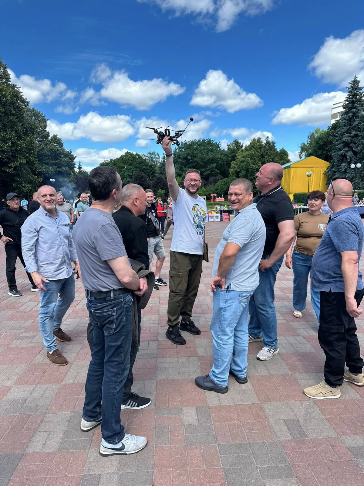 Учасники благодійного ярмарку в парку «Відрадний» із FPV-дроном